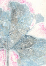 Indlæs billede til gallerivisning Original botanisk kunsttryk af blad i turkis og pink toner. 29,7x42 cm.